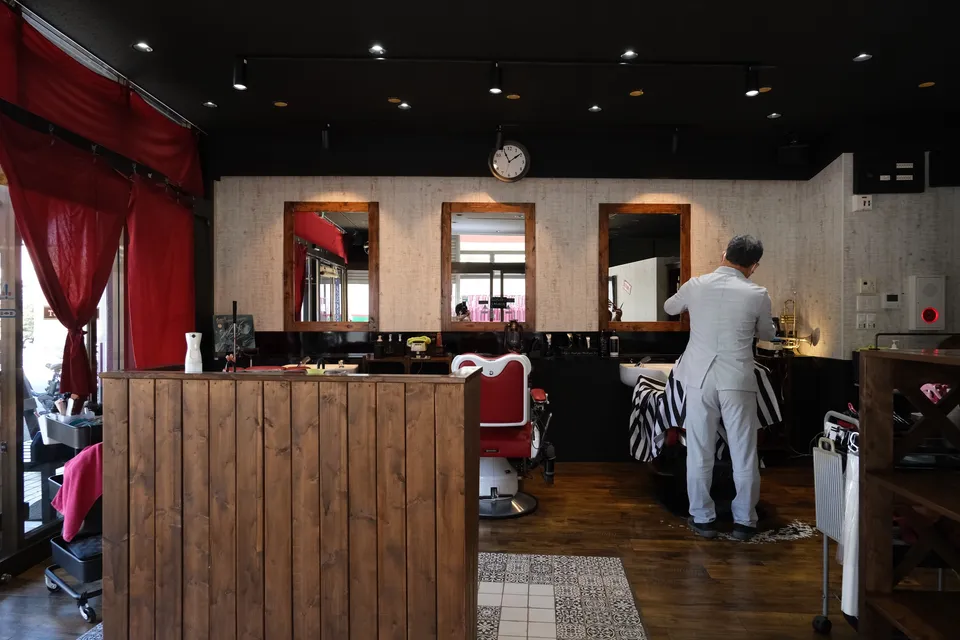 赤いカーテンと木枠の鏡が並ぶ店内の全景